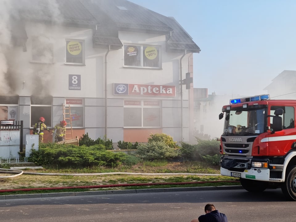 Pożar wybuchł rano. Paliła się apteka i sklep z używaną odzieżą - Zdjęcie główne