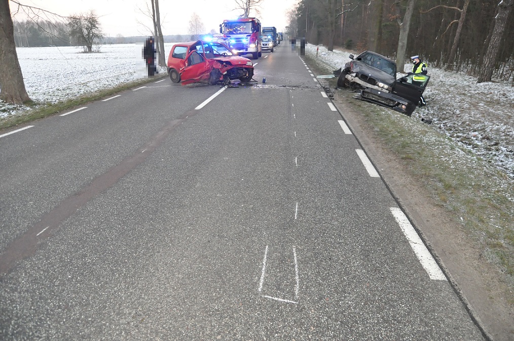 Lisy: Kierowca BMW podczas wyprzedzania zderzył się z fiatem - Zdjęcie główne