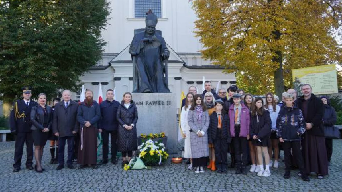 Dotacja i Dzień Papieski. Urzędnicy składali kwiaty i śpiewali - Zdjęcie główne