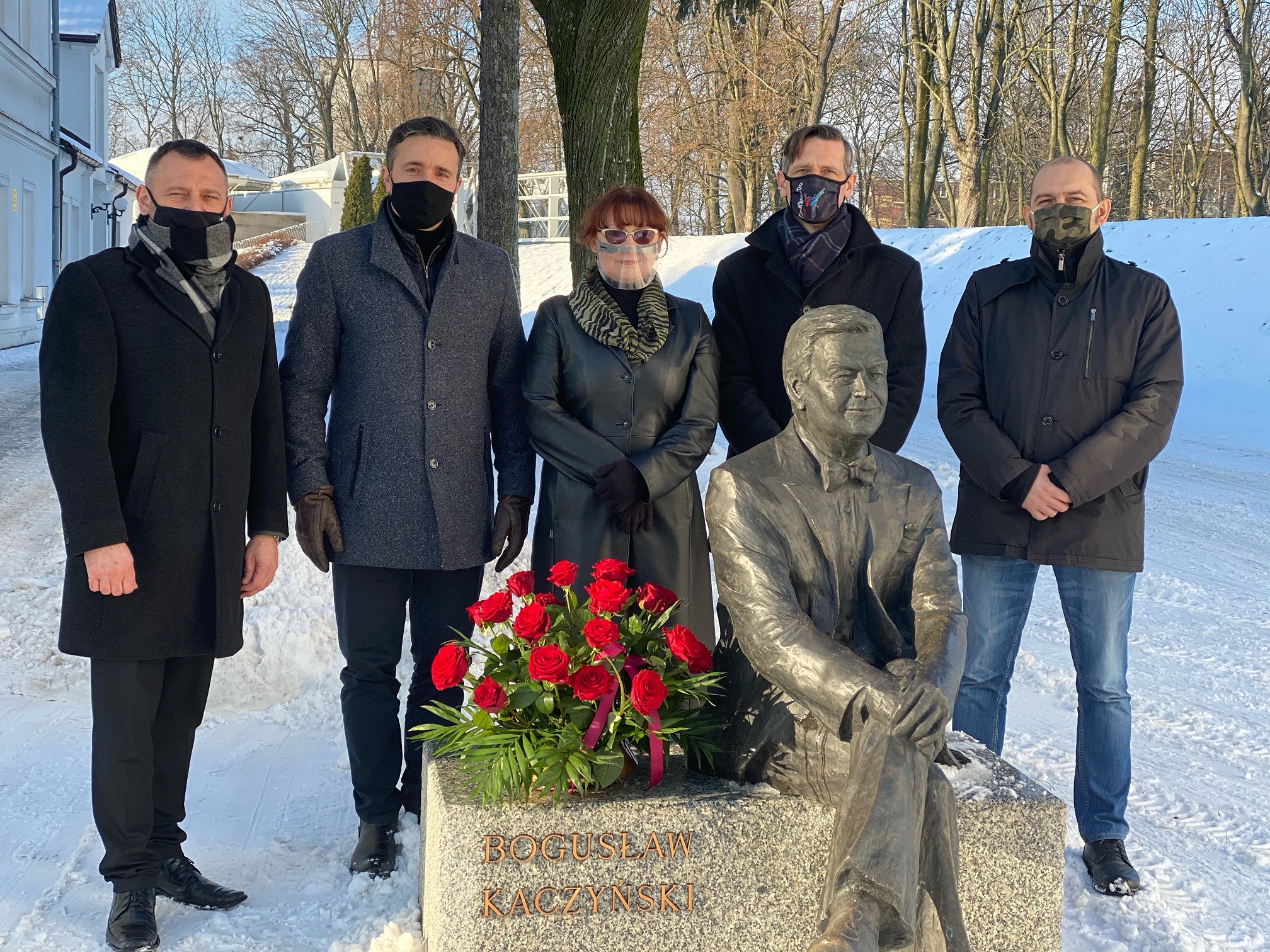 Złożyli kwiaty przy ławeczce Bogusława Kaczyńskiego - Zdjęcie główne