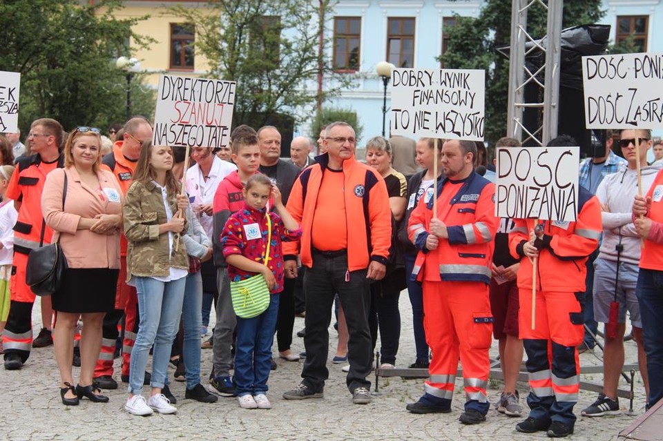 Ratownicy z pogotowia wyszli na ulicę. "Dość mobbingu!" - Zdjęcie główne