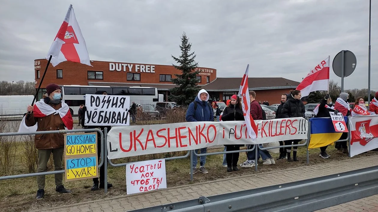 Protest Białorusinów w Terespolu przeciw wojnie