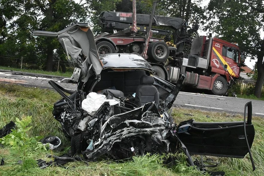 Powiat bialski: Śmiertelny wypadek na drodze wojewódzkiej. Osobówka zderzyła się czołowo z ciężarówką - Zdjęcie główne