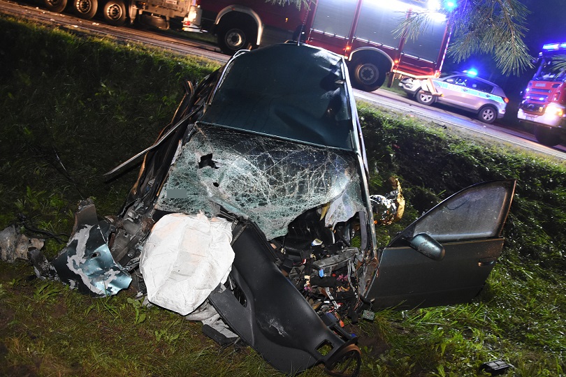 Pijany na łuku drogi uderzył w zaparkowane auto - Zdjęcie główne