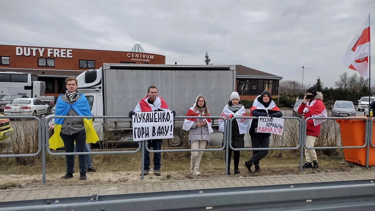 Protest Białorusinów w Terespolu przeciw wojnie