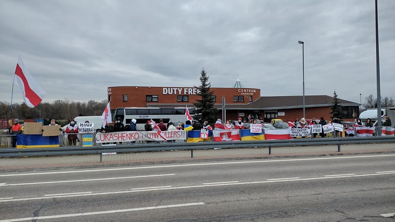 Protest Białorusinów w Terespolu przeciw wojnie