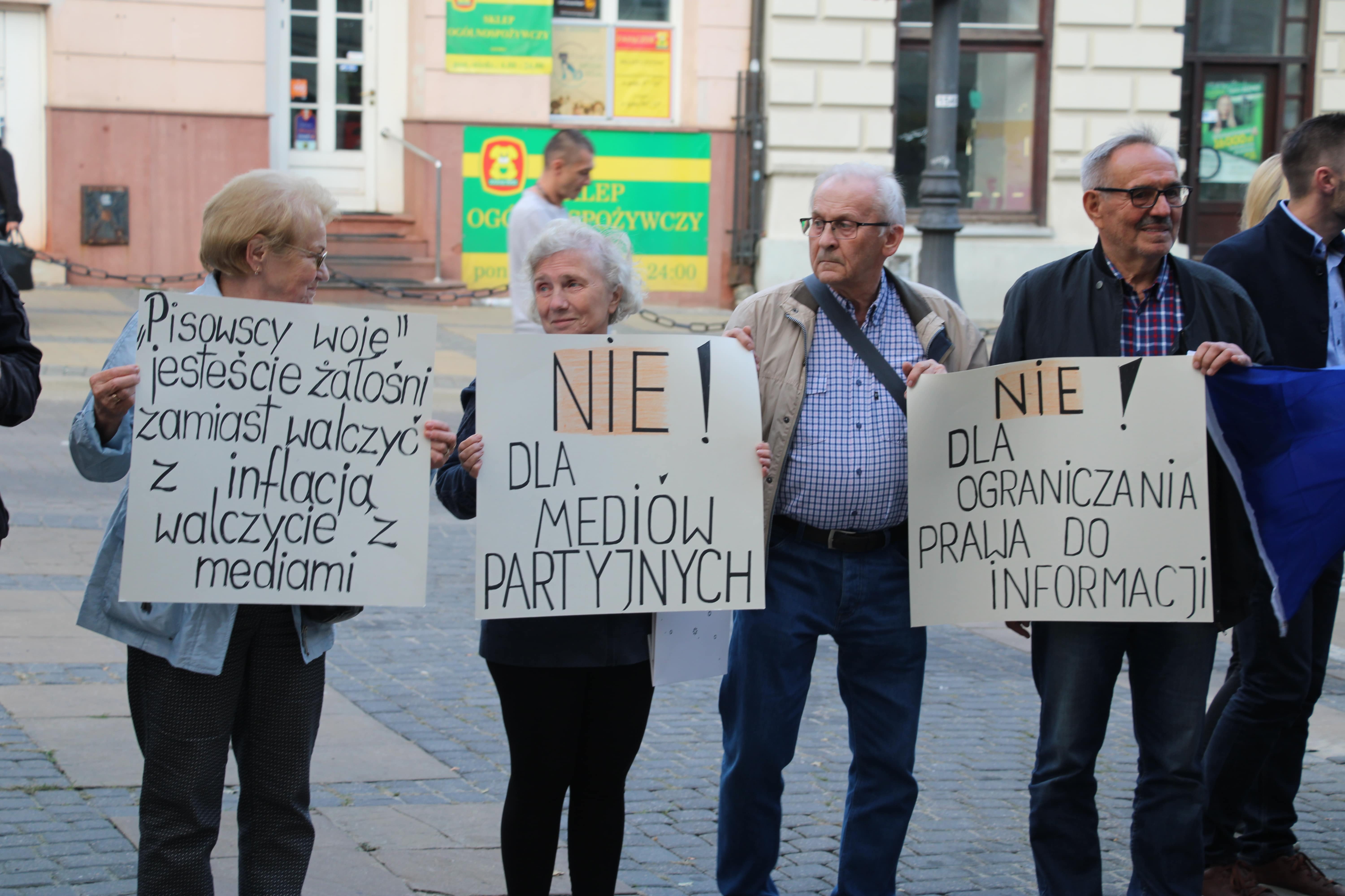 Lublin: Manifestowali w obronie wolnych mediów. Uczestnik: Media i obywatelski opór to szczepionka przeciw podłości i nieuczciwości - Zdjęcie główne