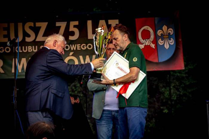 Zbigniew Bartnik, prezes zarządu Lubelskiego Związku Piłki Nożnej wręcza puchar Markowi Stańczakowi, prezesowi LKS TUR Milejów. W tle - Tomasz Suryś, wójt Milejowa