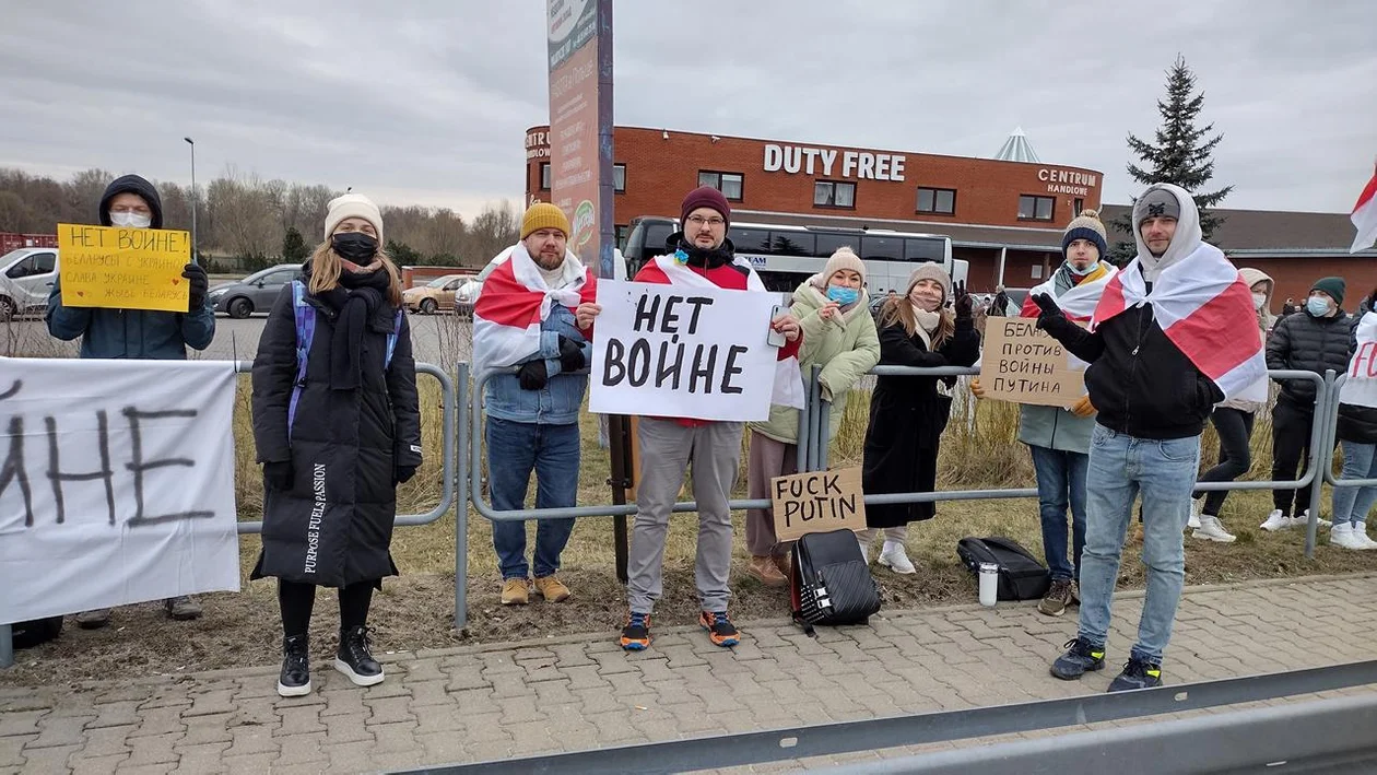 Protest Białorusinów w Terespolu przeciw wojnie