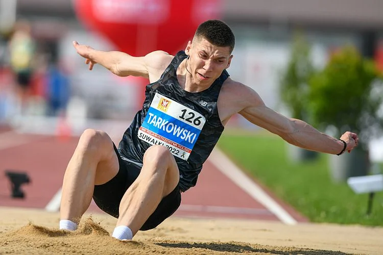 Tarkowski zniesiony na noszach. Trafił do szpitala - Zdjęcie główne