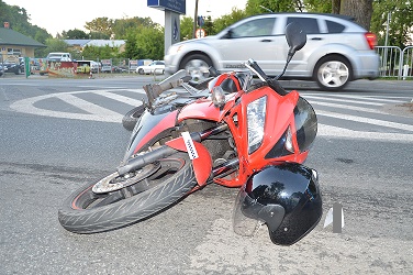 Motocyklista uderzył w seata. Trafił do szpitala - Zdjęcie główne