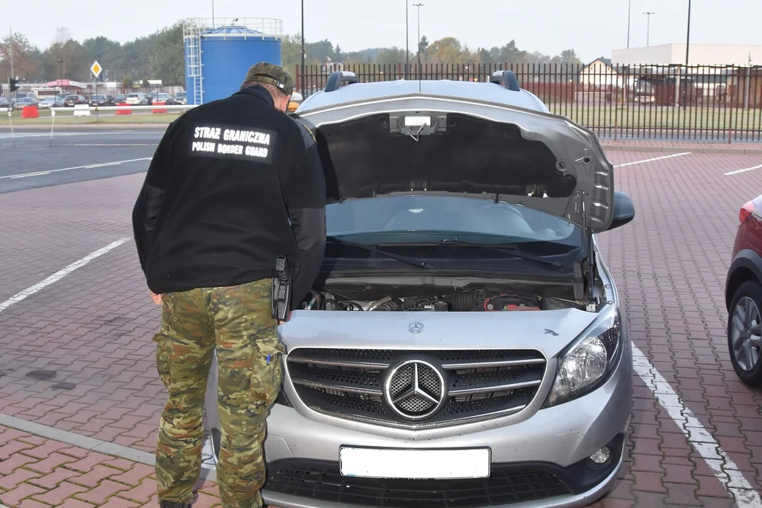 Powiat bialski: Strażnicy graniczni odzyskali auto utracone za granicą. Zatrzymali też kierowcę - Zdjęcie główne