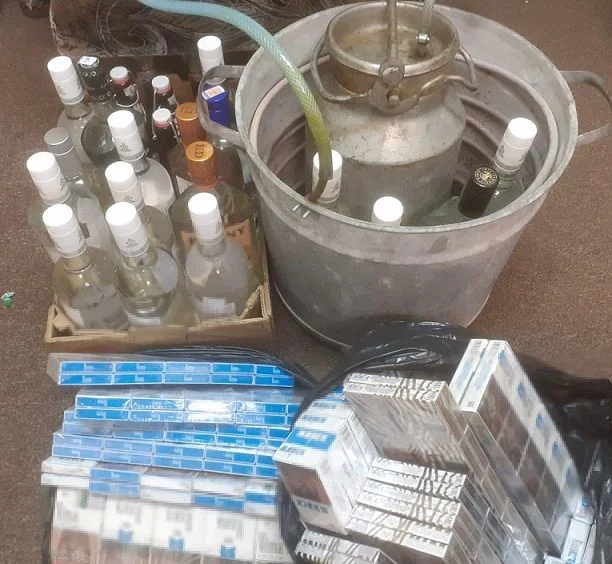 Powiat bialski: Znaleźli nielegalny alkohol i papierosy u 58-latki - Zdjęcie główne