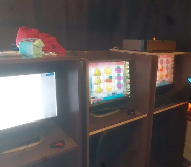 Biała Podlaska: Policja znalazła nielegalne automaty do gier. Jeden z klientów miał narkotyki - Zdjęcie główne
