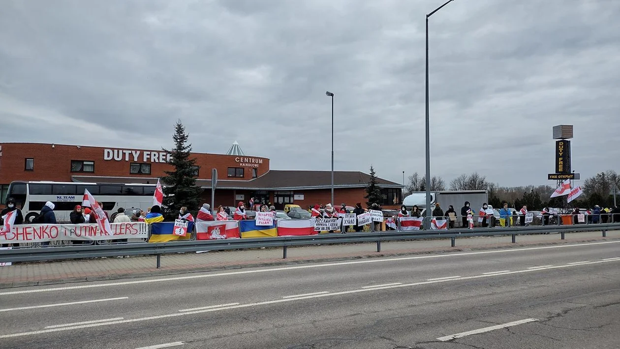 Protest Białorusinów w Terespolu przeciw wojnie