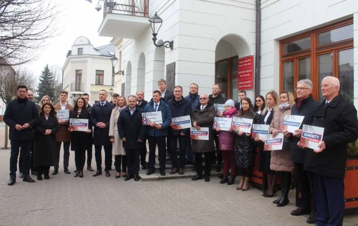 Drużyna radnych, dyrektorów i społeczników - Zdjęcie główne