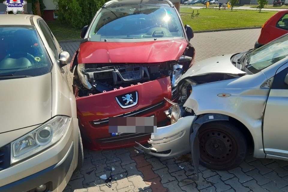 Przejechała przez chodnik i uderzyła w zaparkowane samochody - Zdjęcie główne