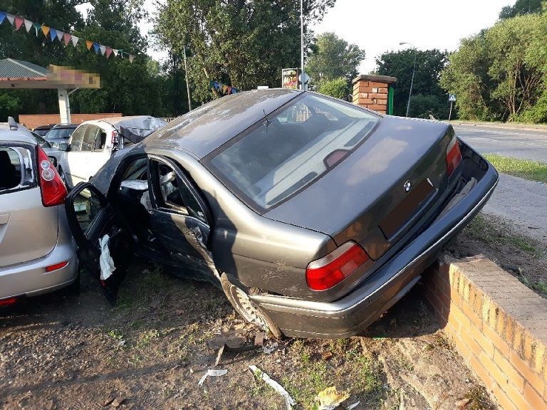 Wjechał w komis samochodowy i uszkodził 11 zaparkowanych tam aut (zdjęcia) - Zdjęcie główne