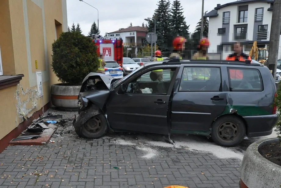 Biała Podlaska: Samochód uderzył w ścianę budynku. Kierowca i pasażerka w szpitalu - Zdjęcie główne