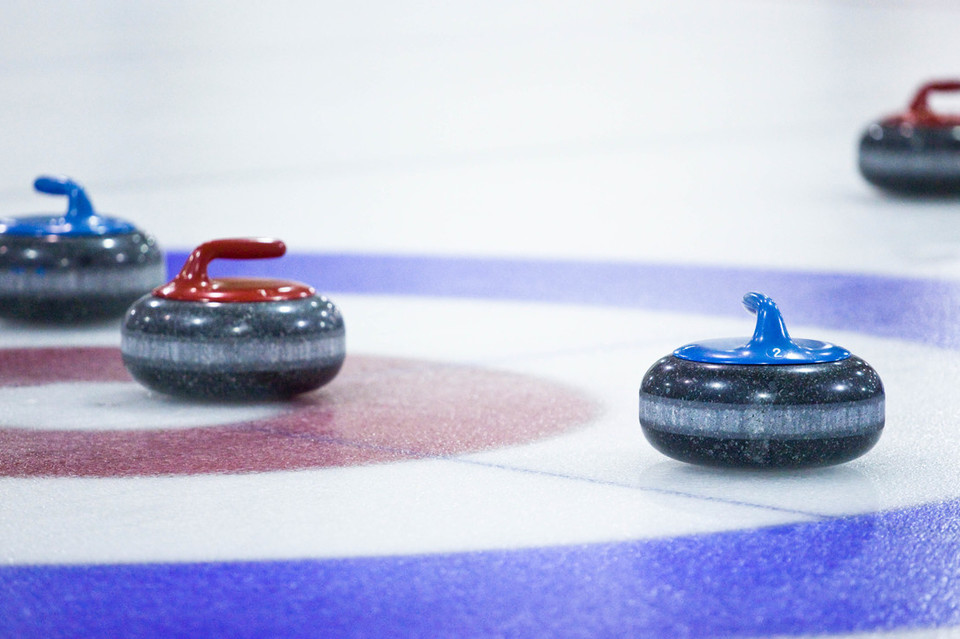 Sposób na zimową nudę, czyli przydomowy curling - Zdjęcie główne