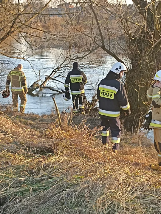 Próbował ratować matkę i dziecko. Relacja mężczyzny, który pospieszył na ratunek tonącym w Chlewiskach - Zdjęcie główne