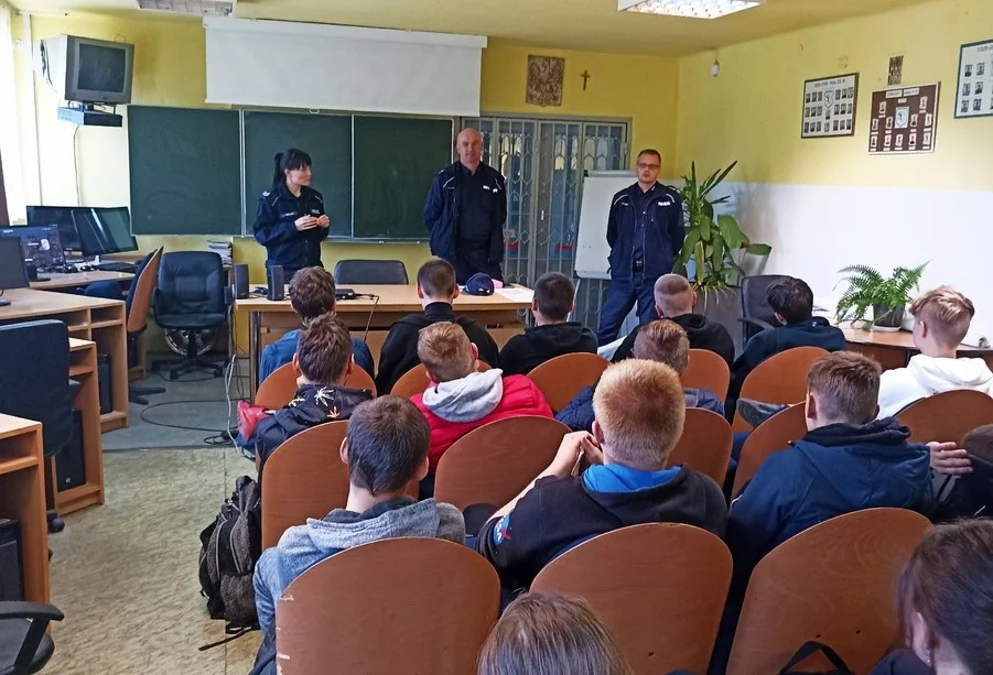 Dzielnicowi na spotkaniu z młodzieżą. Policjanci w Szkole Umiejętności w Lubartowie - Zdjęcie główne