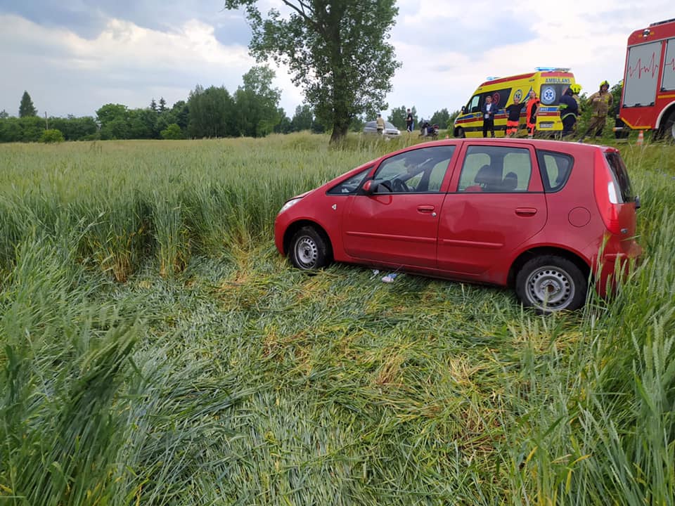 Dachowanie w Przypisówce, strażacy przybyli na pomoc - Zdjęcie główne