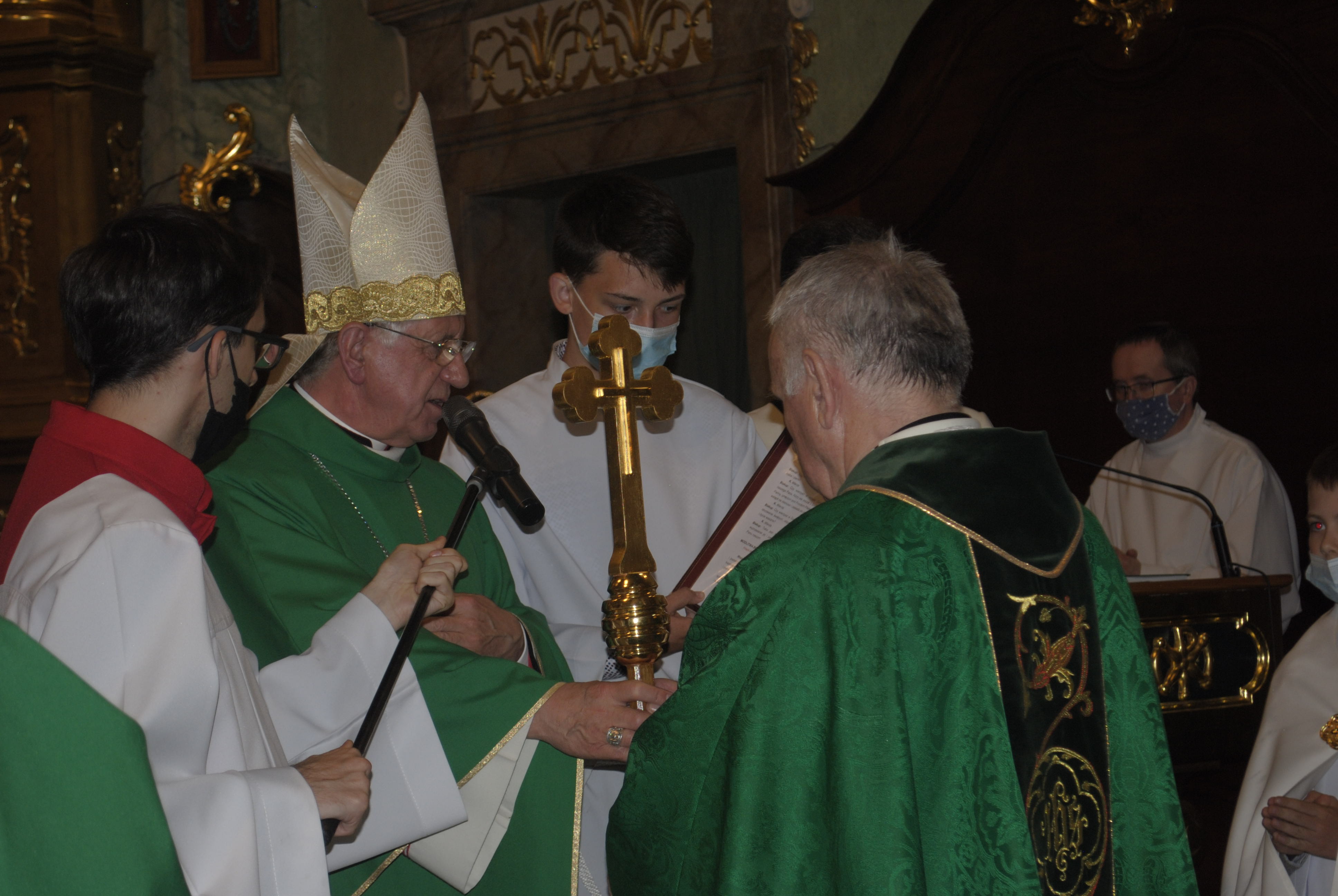 Arcybiskup Andrzej Dzięga wręczył ks. profesorowi krzyż jubileuszowy