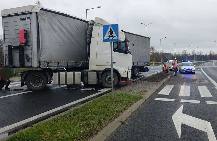 Zablokowana droga w kierunku Kocka. Ciężarówka zablokowała przejazd - Zdjęcie główne