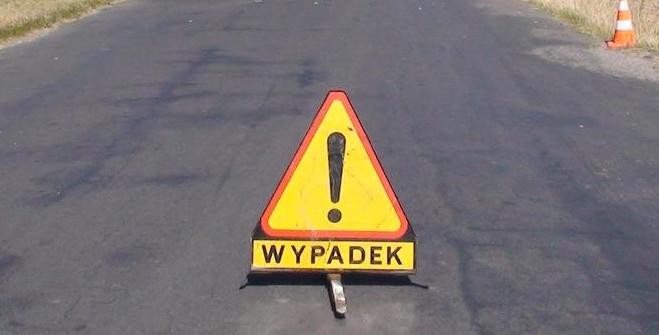 Zderzenie motoroweru z samochodem osobowym - Zdjęcie główne