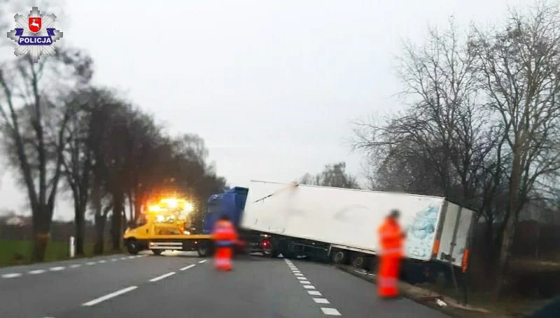 Ciężarówka zablokowała drogę w Mieczysławce. Kierowca wjechał do rowu i uderzył w znak drogowy - Zdjęcie główne