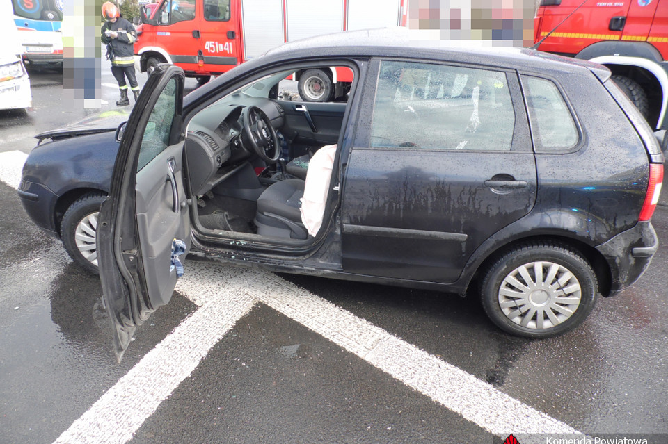 Volkswagen i ciężarówka zderzyły się na obwodnicy - Zdjęcie główne