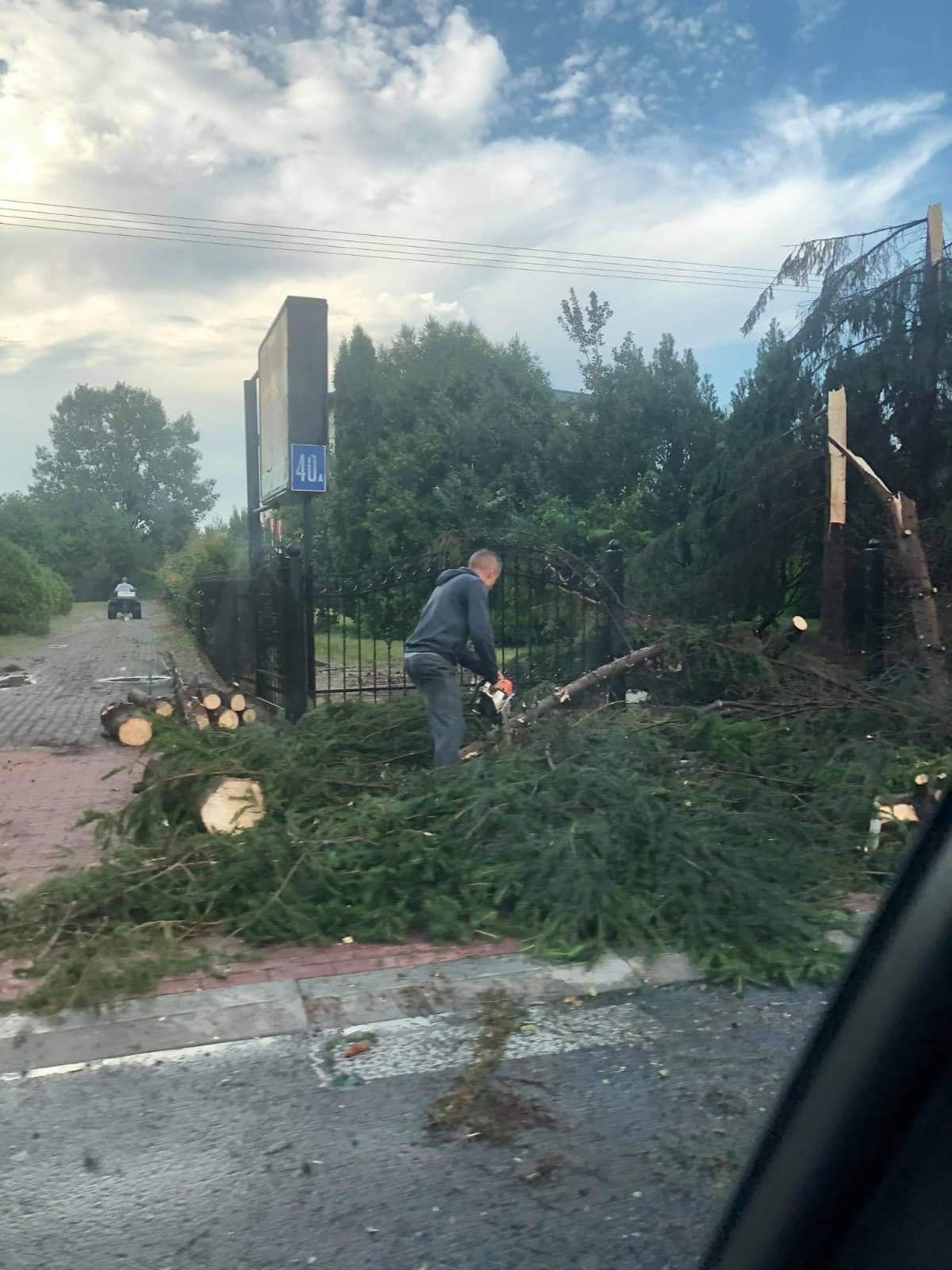 Gwałtowna burza przeszła nad Lubartowem. Są połamane drzewa i zalane ulice