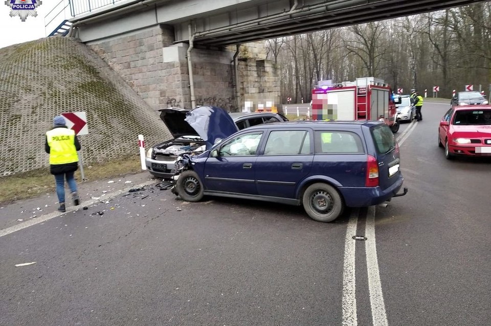 Astra zderzyła się z vectrą w Wandzinie - Zdjęcie główne