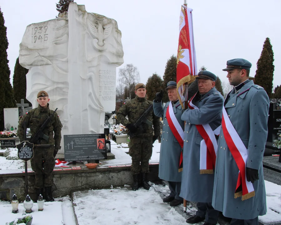 Tablica w hołdzie ofiarom terroru stalinowskiego odsłonięta na cmentarzu w Lubartowie (zdęcia) - Zdjęcie główne