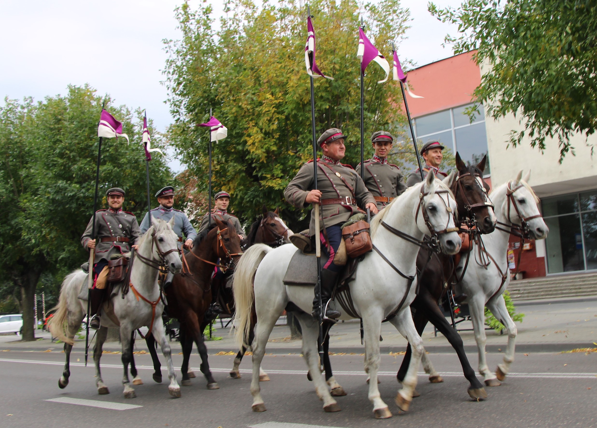 Ułani w marszu przez ulice Lubartowa