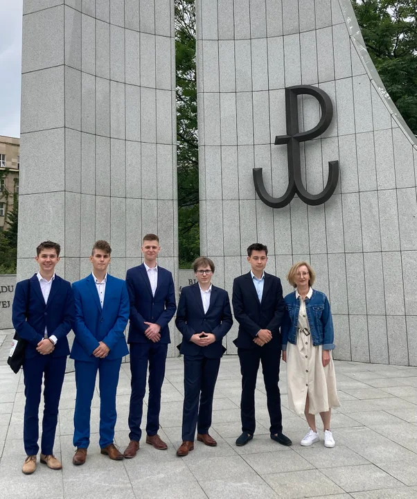 Uczniowie z „Chopina” w finale ogólnopolskim Turnieju Debat Historycznych IPN. Licealiści z Lubartowa w Sejmie (zdjęcia) - Zdjęcie główne