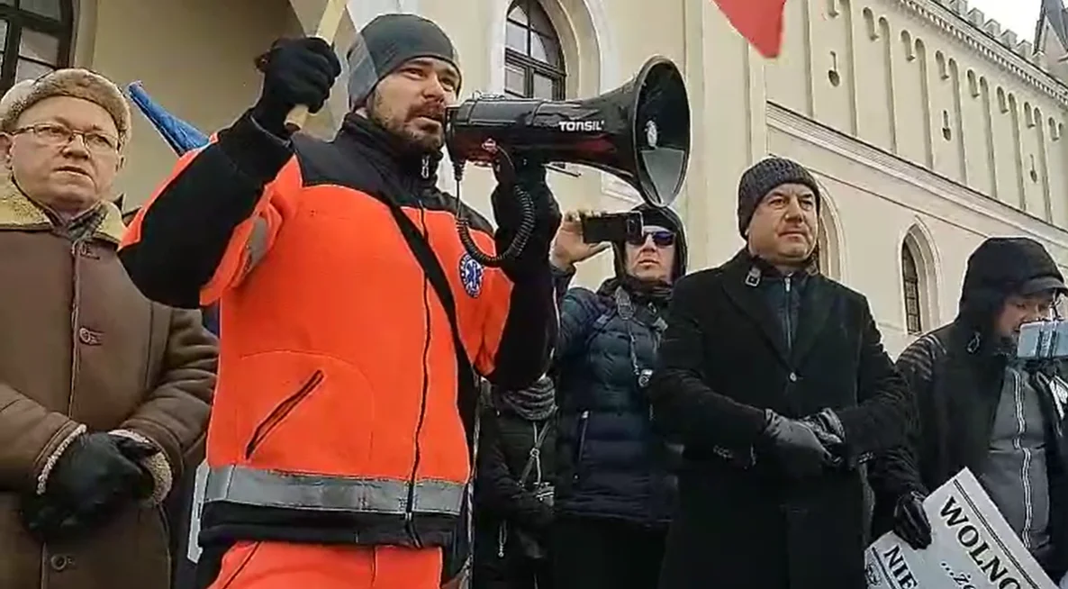 Ratownik medyczny z Lubartowa brał udział w proteście antyszczepionkowców: Sam się nie zwalniam, zwalniacie mnie [WIDEO] - Zdjęcie główne