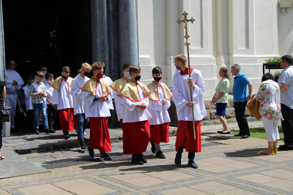 Procesja w maseczkach wokół kościoła - Zdjęcie główne