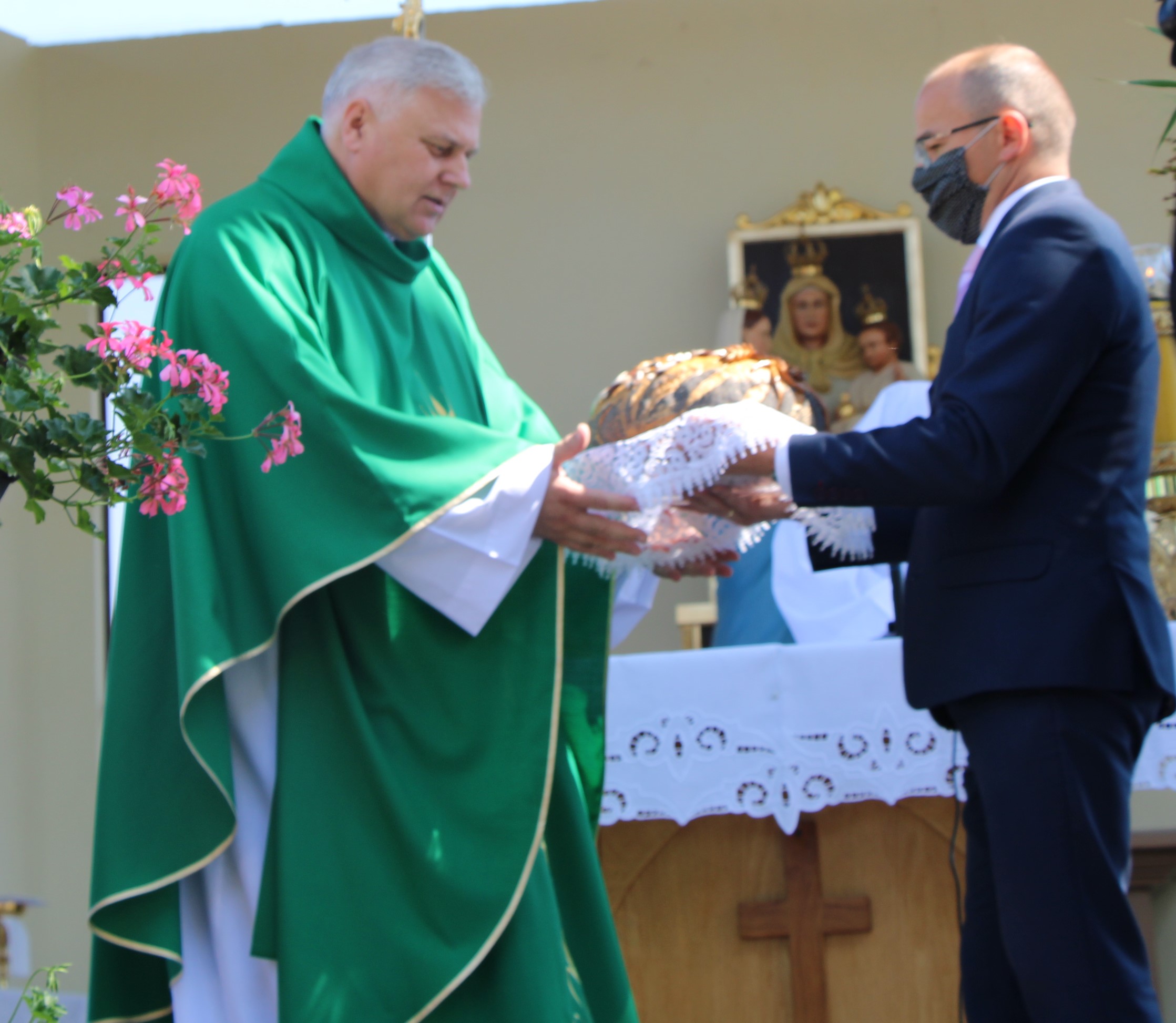 Wręczenie dożynkowego chleba proboszczowi parafii św. Annny, ks. Andrzejowi Juźko