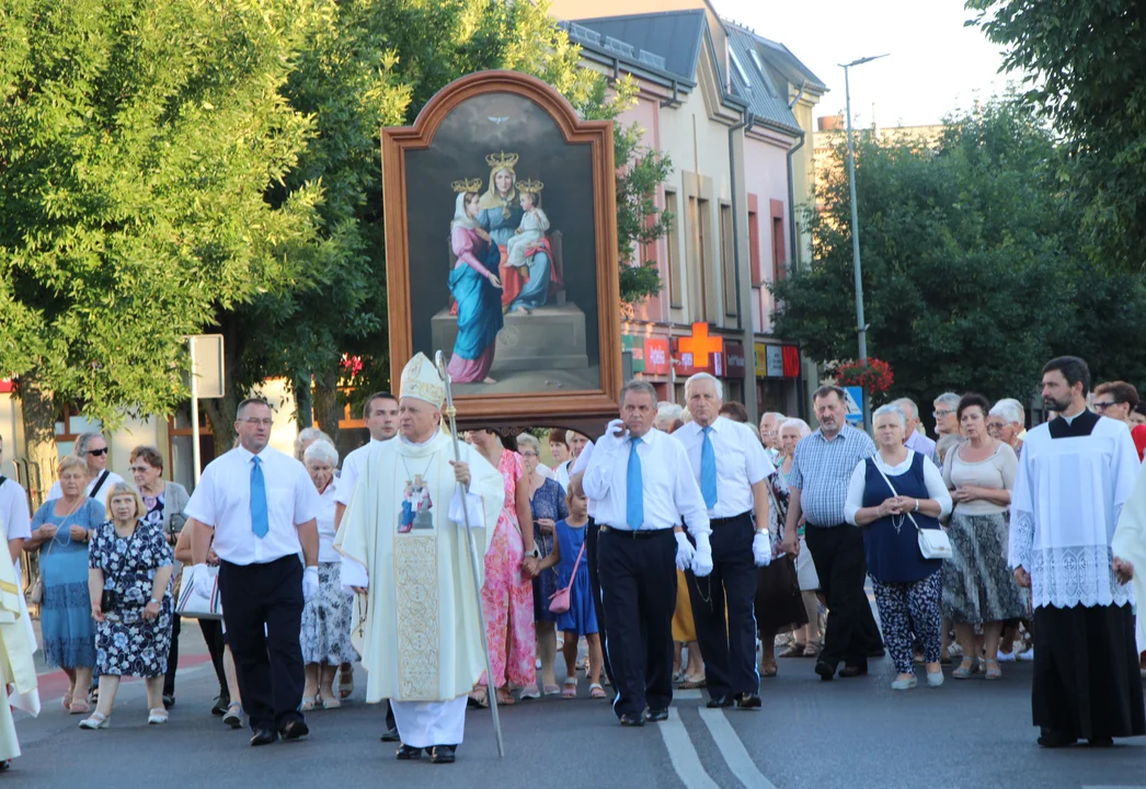 Uroczystości odpustowe w parafii św. Anny rozpoczęte. Biskup Józef Wróbel prowadził procesję ulicami Lubartowa (zdjęcia) - Zdjęcie główne