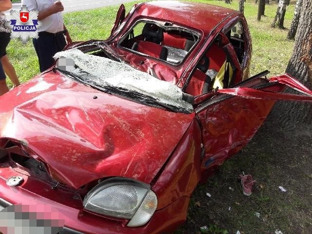 W Woli Lisowskiej fiat uderzył w drzewo, w Lisowie na fiata najechał motocyklista - Zdjęcie główne