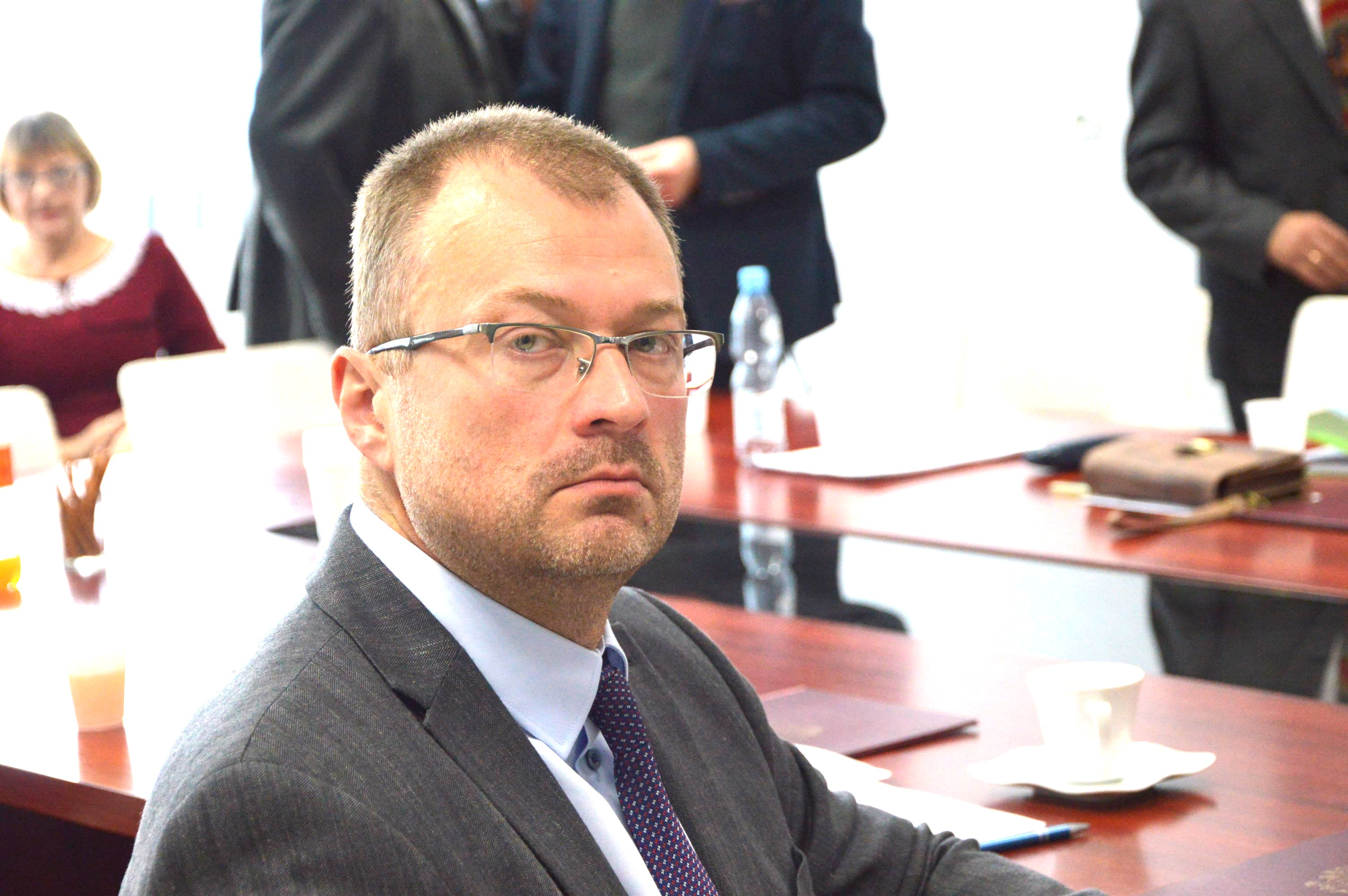 Marek Gruda, radny RG Niemce: - Uważam, że posiedzenia rady lepiej przeprowadzać stacjonarnie, w tradycyjnej formie. Dzięki temu mogą w nich uczestniczyć w szerokim gronie osoby zainteresowane, m.in. sołtysi i mieszkańcy. Natomiast w przypadku sesji zdalnej jest to w dużym stopniu ograniczone. Nie polemizuję z decyzjami przewodniczącego. On suwerennie podejmuje decyzje o formie prowadzenia sesji ​w oparciu o obowiązujące przepisy. Dla mnie osobiście - jako radnego - sesje w formie zdalnej nie stanowią problemu