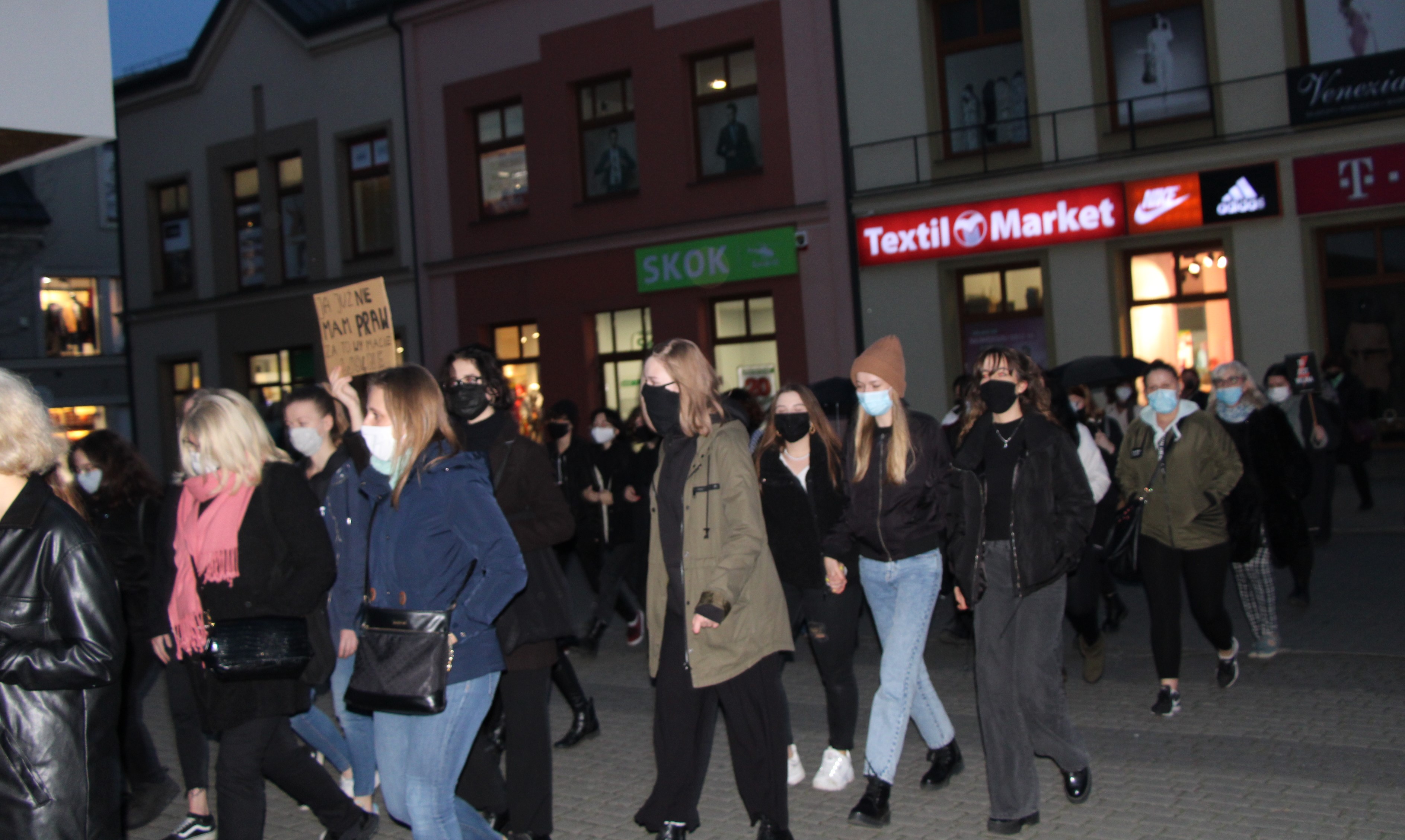 Protest kobiet w Lubartowie. Dosadne okrzyki pod adresem starosty Ewy Zybały - Zdjęcie główne