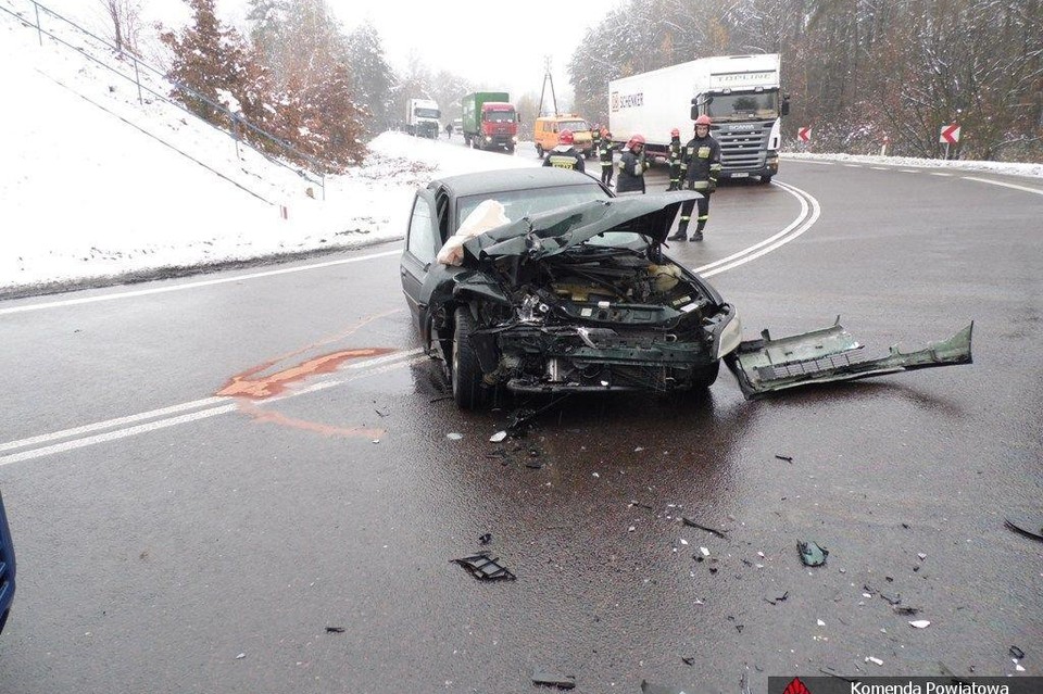 Opel i renault zderzyły się pod wiaduktem - Zdjęcie główne