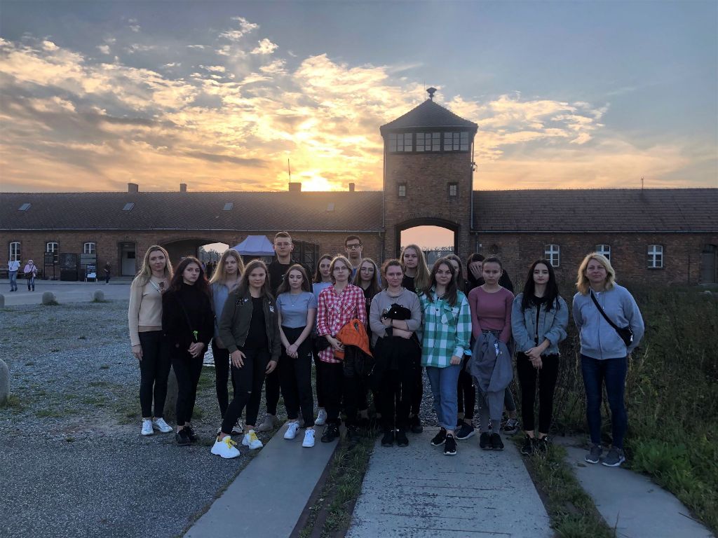 Uczniowie RCEZ w Lubartowie zwiedzali muzeum Auschwitz - Birkenau (zdjęcia) - Zdjęcie główne