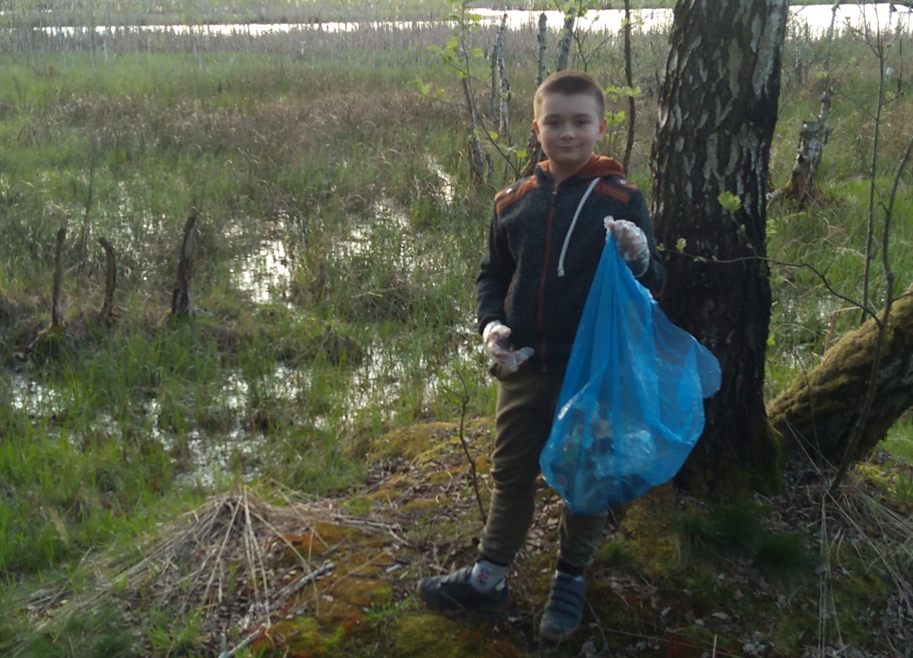 Lubartów: Dzień Ziemi w Szkole Podstawowej nr 4. Dzieci sprzątały zaśmiecone miejsca - Zdjęcie główne