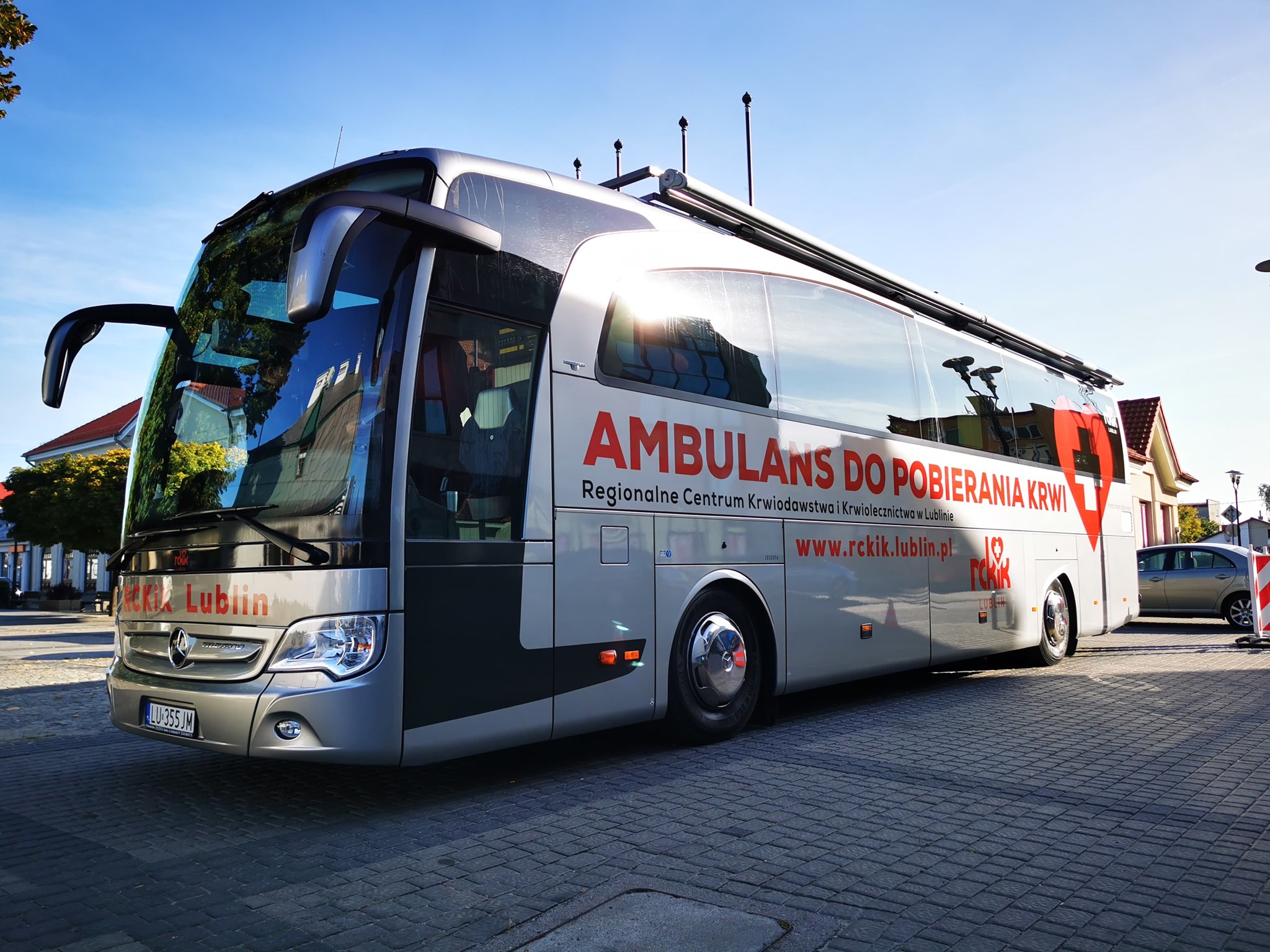 Przed ratuszem stoi ambulans do pobierania krwi - Zdjęcie główne