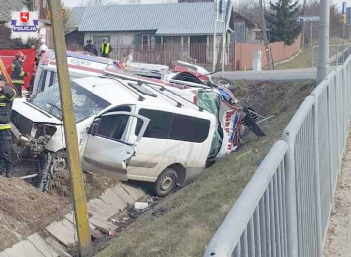 Śmiertelne zderzenie z karetką. Oskarżony Ukrainiec oraz kierowca ambulansu - Zdjęcie główne