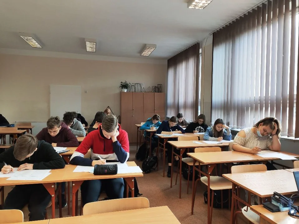 Uczniowie II LO w Lubartowie z matematycznymi sukcesami. Wyniki konkursu Kangur (zdjęcia) - Zdjęcie główne